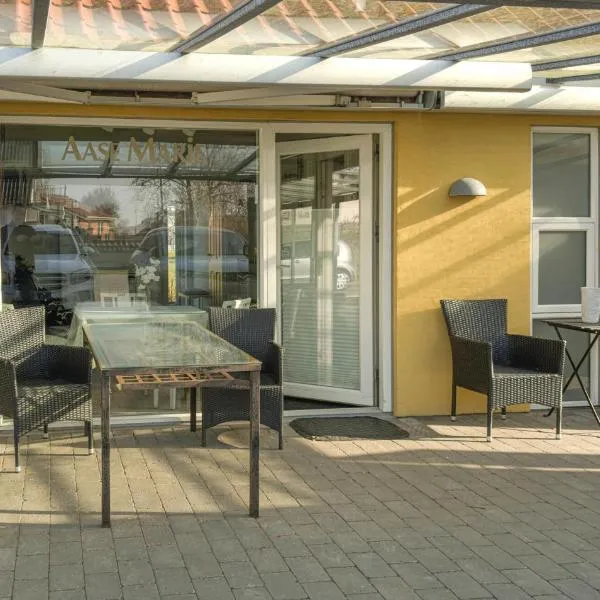 Beautiful Apartment In Glesborg With Wifi, hotel a Glesborg