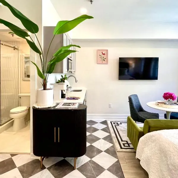 The Green Room - Poolview, Parking Spot, and 24x7 Desk at 1920s Historic Residence on Palm Beach Island, hotel en Palm Beach