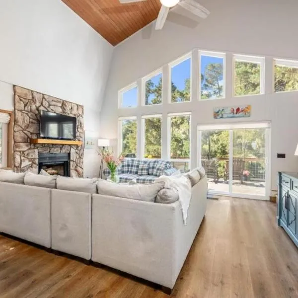 Forest Home with Deck, EV Station, King Beds, Hotel in Cambria