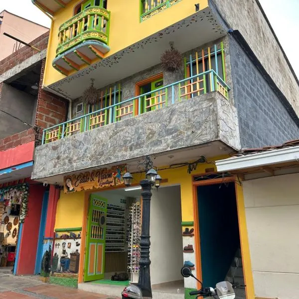 Casa Colores de Guatape a pasos de la Calle de las Sombrillas, hotelli kohteessa Guatapé