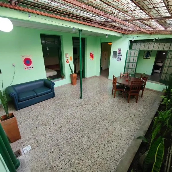 Lo de Miguel - Casa grande con estacionamiento privado, hotel din Estación Las Flores