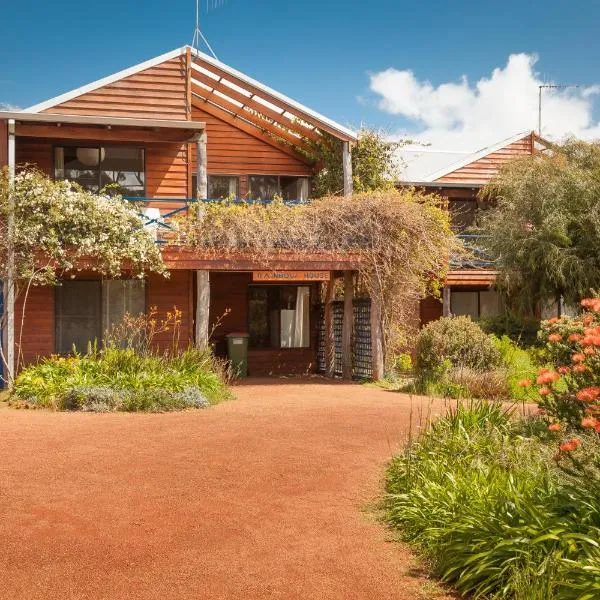 Rainbow House, hotel in Youngs