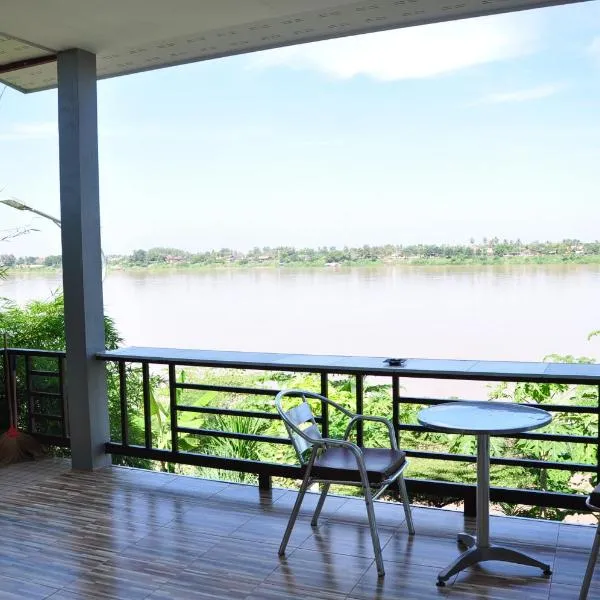 The Rim Riverside Guest House, hotel di Nong Khai