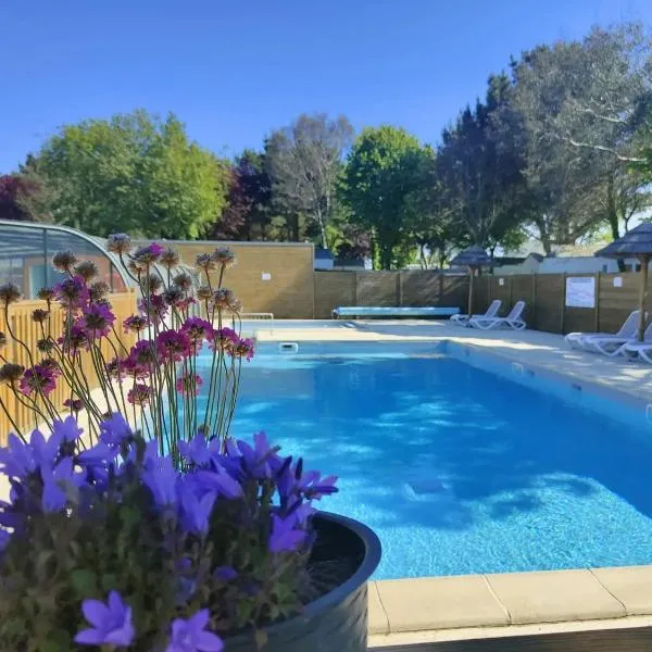 Camping 3 étoiles - Piscine - à 2 minutes des plages, hotel in Penvénan