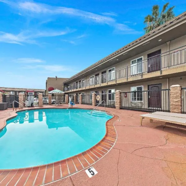 Viesnīca Econo Lodge Inn & Suites Escondido Downtown pilsētā Eskondido