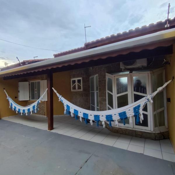 Casa a uma quadra da praia com ar e enxoval completo