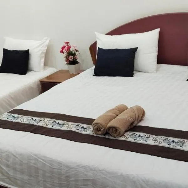 Riverbank Suites Level 8, Sleeps 6, hotel di Kuching