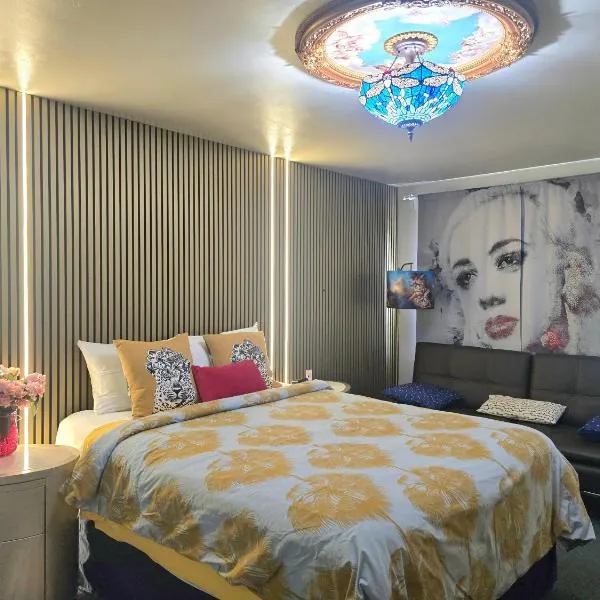 HARRY'S MAN CAVE - A Vintage Motel on the Historic 395 route - The New Star Motel Experience, Hotel in Moreno Valley