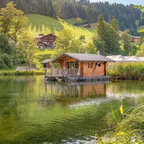 Tiny Water Villa on a Lake with shared camping bathroom, hotel u gradu 'Zweisimmen'