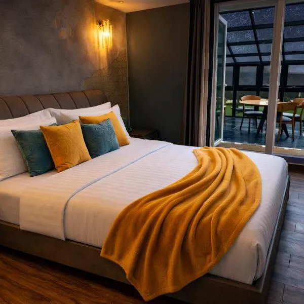 Presidential One Bedroom Suite In Gold Crest Residency DHA Lahore – hotel w mieście Lahaur