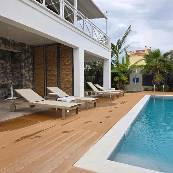 Rastoni Suites Xylokastro 1, hotel in Melission