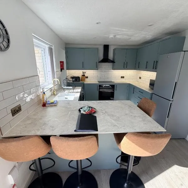 Spacious 4 Bed Canterbury Home Free Parking & Garden, hotel in Canterbury