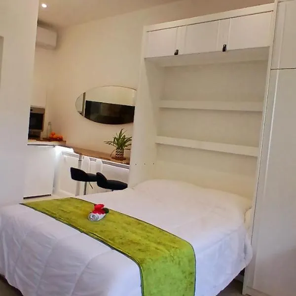 Studio port santa lucia, Hotel in Saint-Raphaël