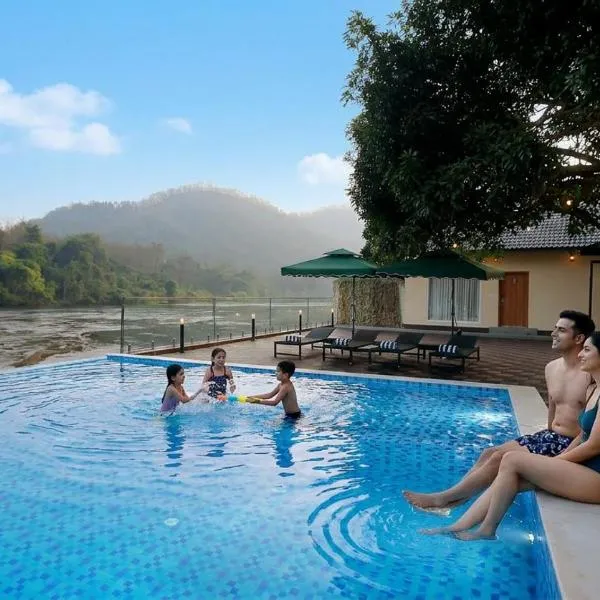 KANOVA Luxury Riverside Resort, hotel di Athirappilly