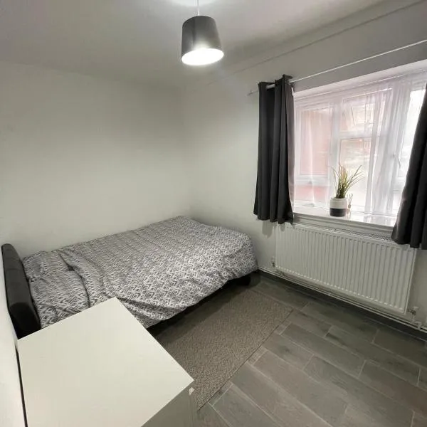Modern & Spacious Monthly Rental Room, hotel di London