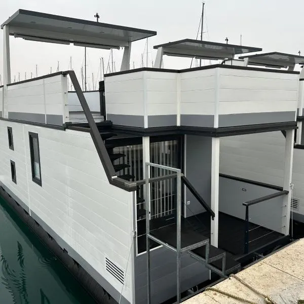 Hausboot Santa Lucia Novigrad - Floating Sea House, hotel a Novigrad
