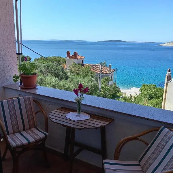 Apartments Julia - Accommodation near the beach, hotel em Martinšćica