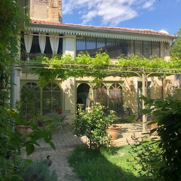 Maison du XVI èm siècle centre historique, hotel v mestu Saint-Paul-Trois-Châteaux