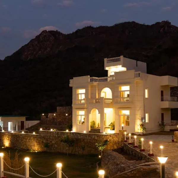 ELIVAAS Mandovar Mountain Valley Retreat Pet-friendly Suites with Shared Pool, Garden, Restaurant & Hill Views, hotel v destinácii Thūr