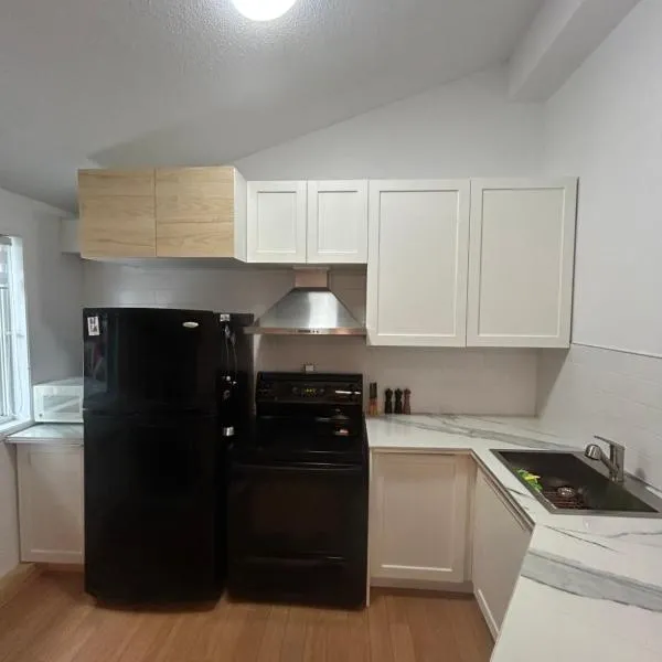 Couples pleasant Village getaway Queen Bed, hotel en Lac-Brome