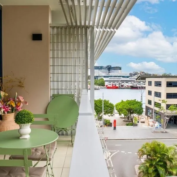 Modern Barangaroo Apartment with Waterfront Balcony Views & Private Parking, hotel i Sydney