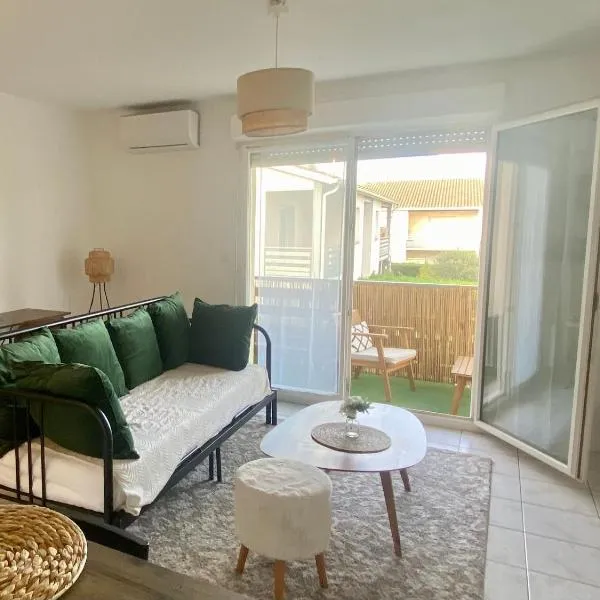 Appartement rénové avec balcon et parking proche Saint-Émilion – hotel w mieście Coutras