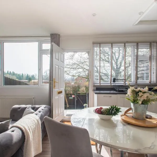 Stillness Cottage - Secluded Hut with a Private Hot Tub, hotel in Blandford Forum