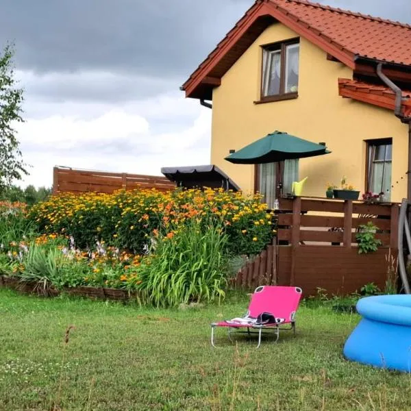 Całoroczny dom w lesie wśród odgłosów przyrody, hotell i Rogowo