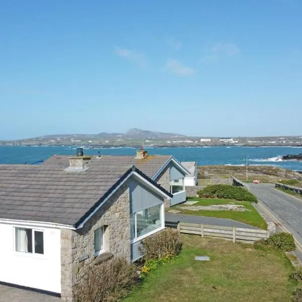 Ty Bychan- Sea Views- Pet Friendly-Secure Garden-4 Bed, hotel in Trearddur