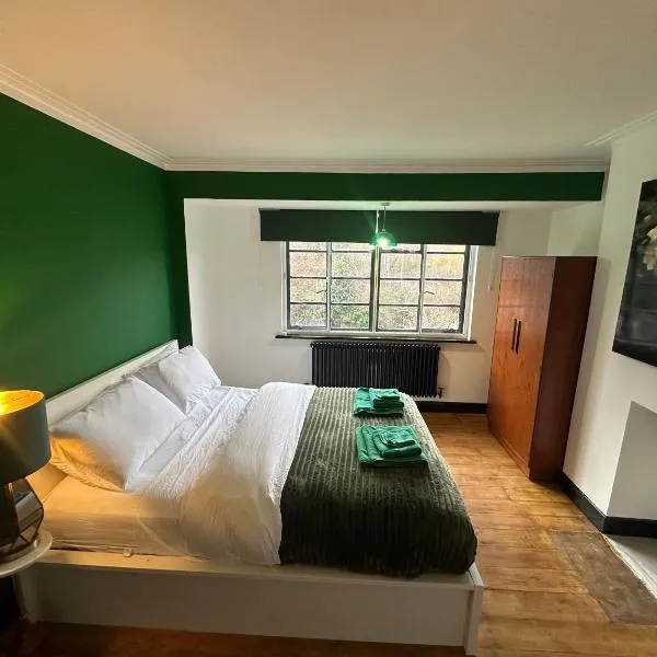 1970s Mid-Century Home with Iconic Bedrooms: Winchmore Hill şehrinde bir otel