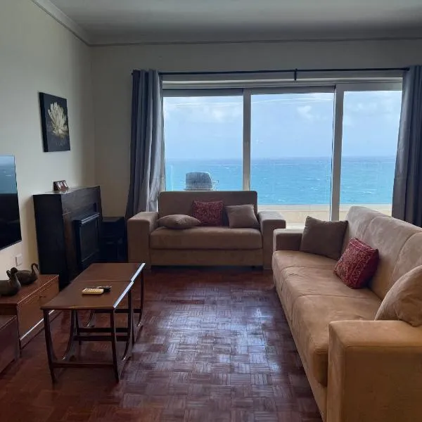 Seafront 3BR Panoramic XL Penthouse with Sea Views, отель в Слиме