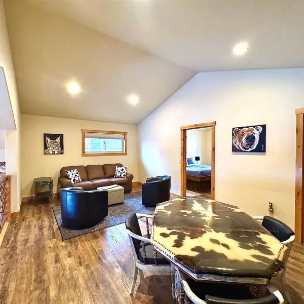 Eagle Bend Townhome w King Suites & Amazing Views, hotel en Bigfork