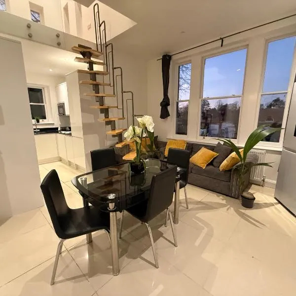 Private Luxury Ensuite Room Greater London, Free Parking Gatwick 15MIN, hotel u gradu Krojdon