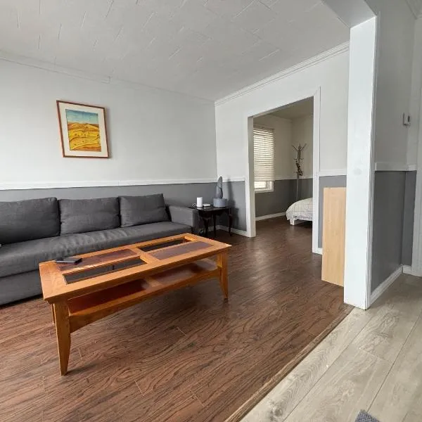 Entire 2-bedroom bungalow，康沃爾的飯店