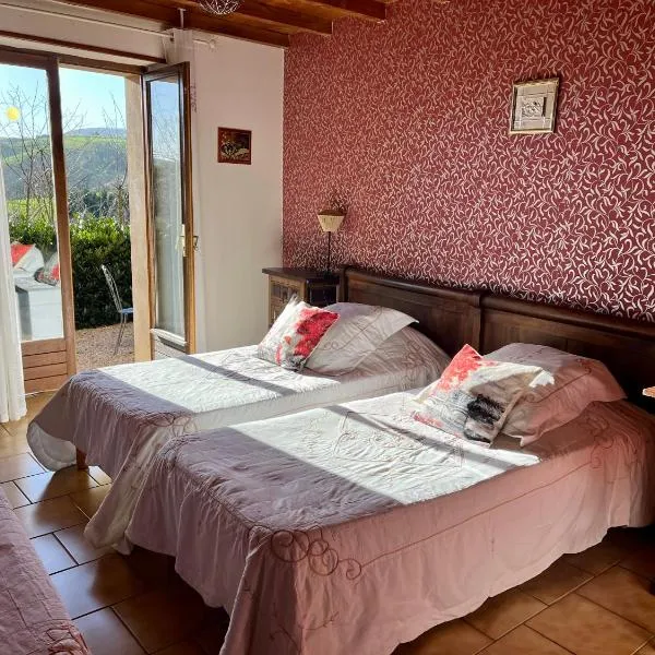 Gîte LES GOUTTES – hotel w mieście Courzieu