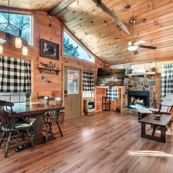 Wooded Cabin Mins From Pigeon Forge, Dogs Welcome, Hotel in Sevierville