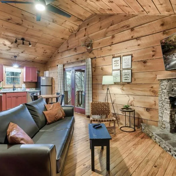 Hot Tub Dog friendly Near Tuckaleechee Caverns: Townsend şehrinde bir otel