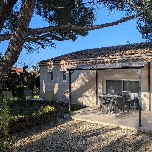 Entraigues-sur-la-Sorgue में, होटल À l'ombre du pin