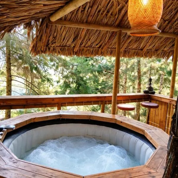 OMGHAT Glamping, hotel in El Peñol