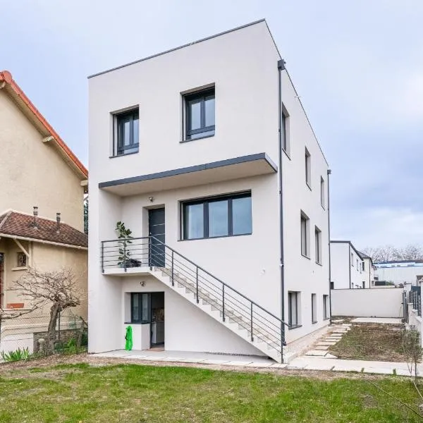 Maison 5 chambres et dépendance T2 - avec jardin - Proche Paris, hotell i Cachan