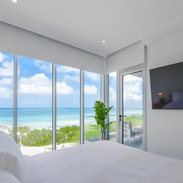 Luxury 2BS Oceanfront Condo at The Reef, hotel a Palm-Eagle Beach