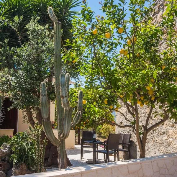 Liza's Place, готель у місті Metókhion