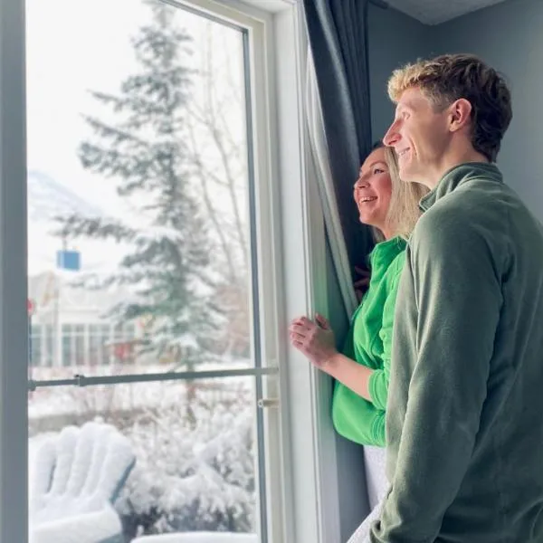 Cozy Rocky Mountain Chalet - Pet Friendly, hótel í Canmore