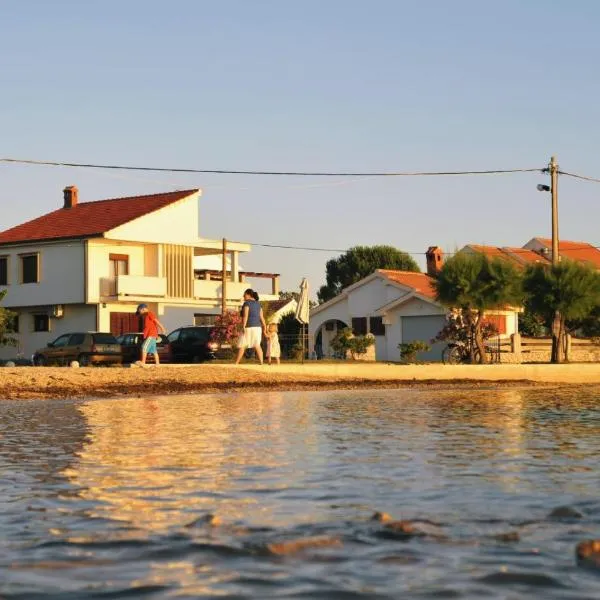 Family apartment on the Sandy beach!, hotel en Zaton