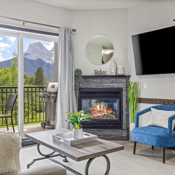 Outstanding Mountain Condo - Pool, Hot Tub & Waterslide!, hotell i Canmore
