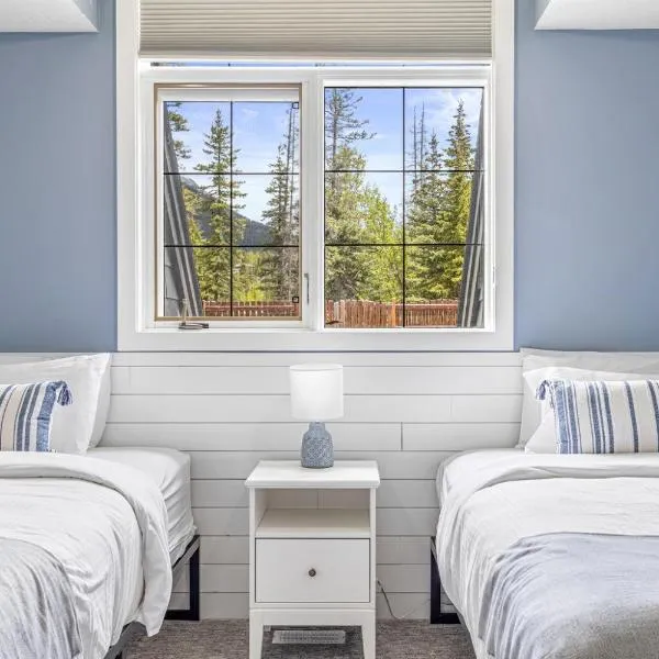 Enticing Mountain Chalet with Pool & Hot Tub – hotel w mieście Canmore