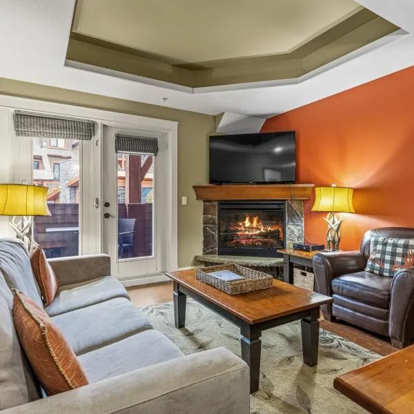 Sophisticated Mountain Condo Pool & Hot Tub, hôtel à Canmore