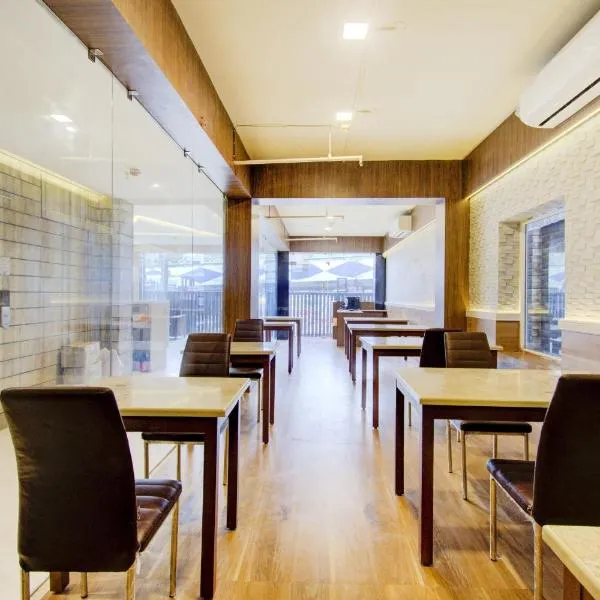 Super Townhouse OAK Seventy Seven, hotel i Dam Dam