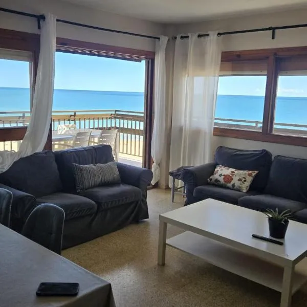 Magnifico piso en primera línea de playa โรงแรมในPlaya de Gandia