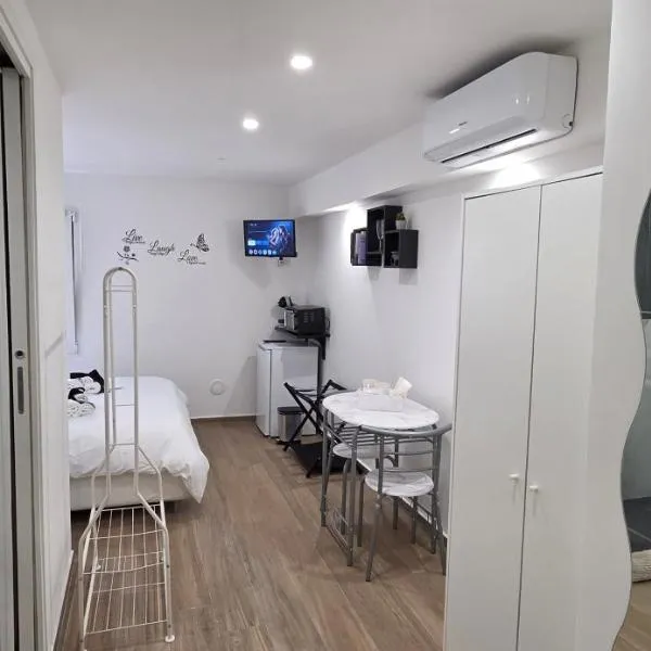 Black & White Rooms, hotel in Bari
